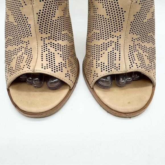 Vince Camuto Nattey 2 Perforated Leather Slit Peep Toe Heels Tan Size 8.5 - Picture 6 of 13